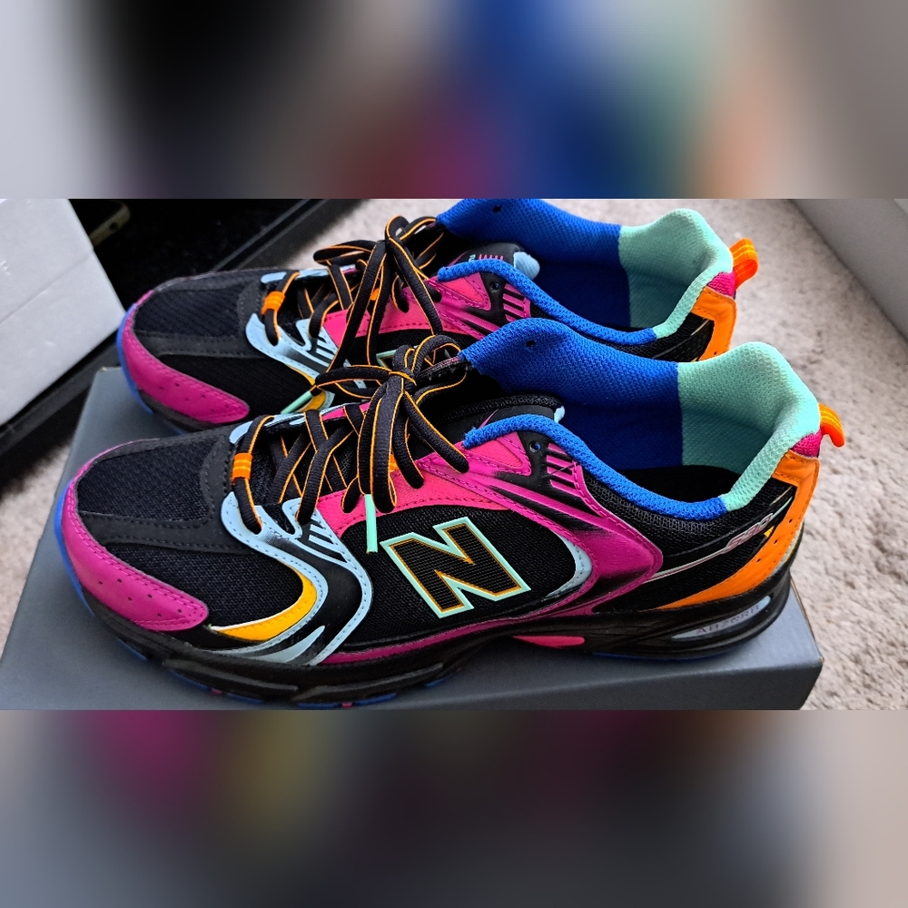New Balance, Men's 9 1/2 in a gorgeous Black with multiple colors on top